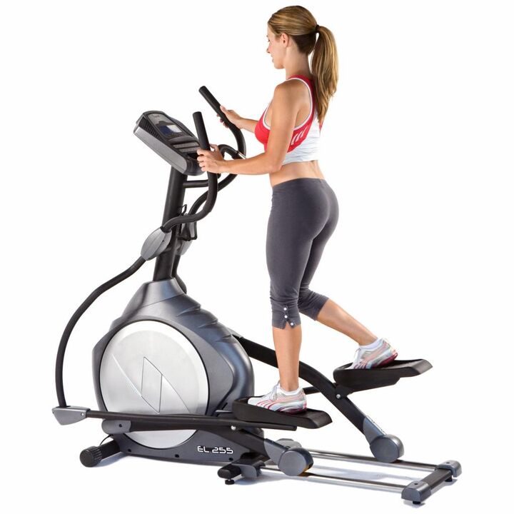 Hacer ejercicio en el gimnasio en orbitrek ayuda a perder peso en el estómago y los costados. 