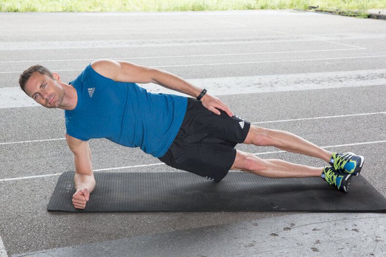Un hombre hace ejercicios para adelgazar en el estómago y los costados. 