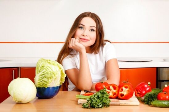Chica en una mesa con verduras -sayuran