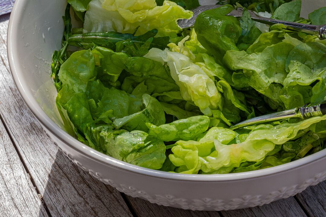Ensalada fresca rebozada con aceite de oliva